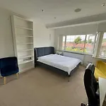 4 To 5 Bedroom Beautiful Holiday Home London Sleeps 8-Central Links