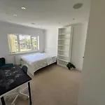 4 To 5 Bedroom Beautiful Holiday Home London Sleeps 8-Central Links