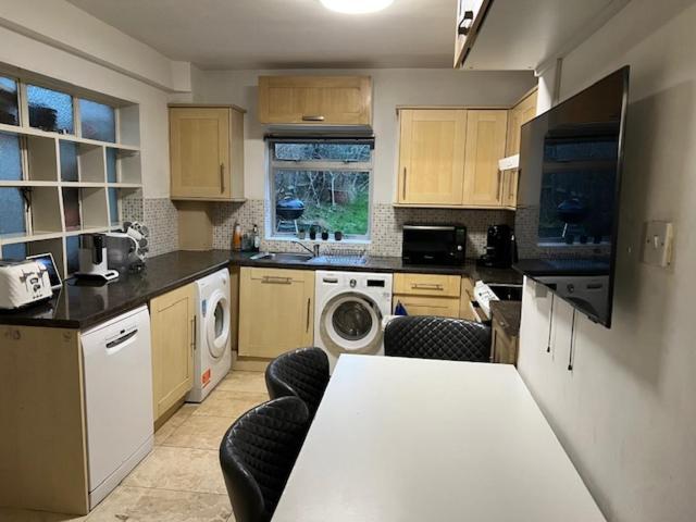 4 To 5 Bedroom Beautiful Holiday Home London Sleeps 8-Central Links Casa de férias
