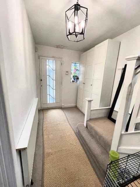 4 To 5 Bedroom Beautiful Holiday Home London Sleeps 8-Central Links