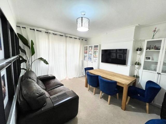 4 To 5 Bedroom Beautiful Holiday Home London Sleeps 8-Central Links Casa de férias Londres