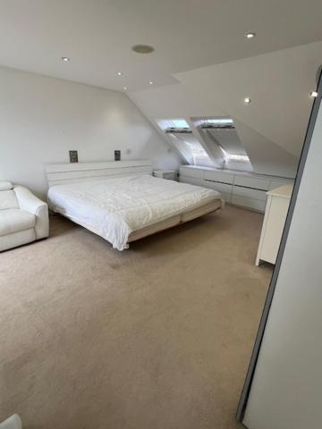 4 To 5 Bedroom Beautiful Holiday Home London Sleeps 8-Central Links