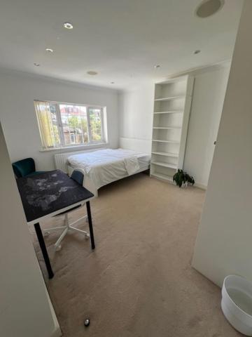 4 To 5 Bedroom Beautiful Holiday Home London Sleeps 8-Central Links Casa de férias