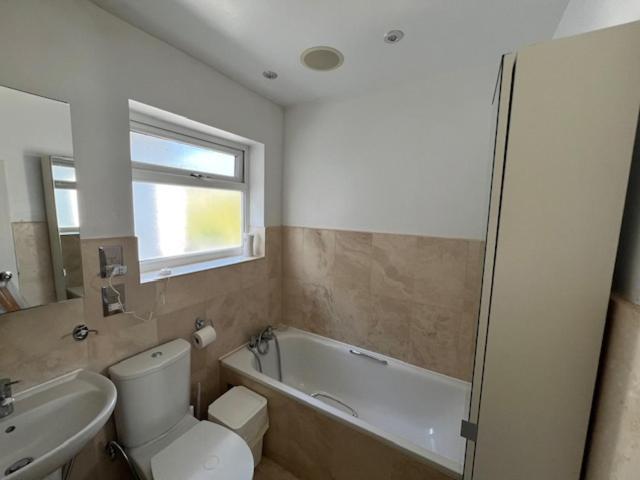 4 To 5 Bedroom Beautiful Holiday Home London Sleeps 8-Central Links *