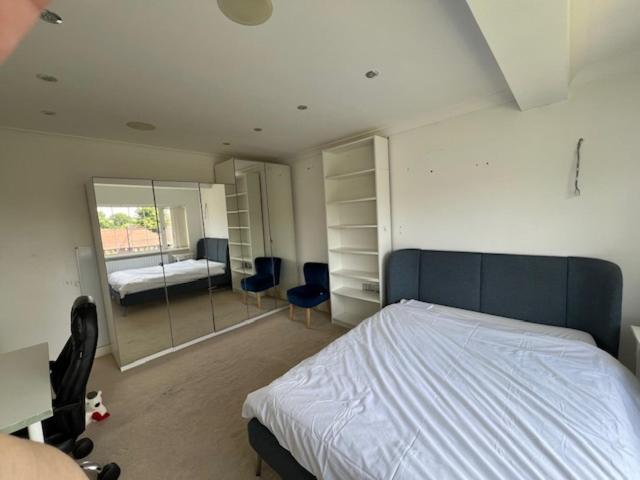 4 To 5 Bedroom Beautiful Holiday Home London Sleeps 8-Central Links