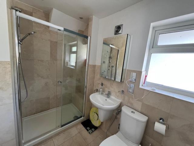 Casa de férias 4 To 5 Bedroom Beautiful Holiday Home London Sleeps 8-Central Links *
